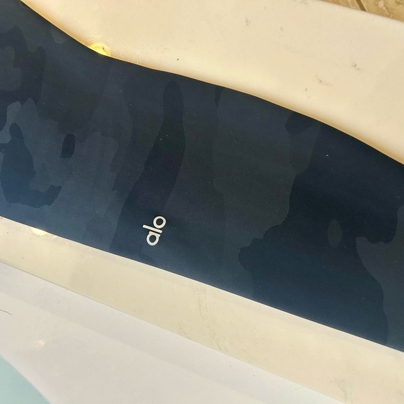 🔥Like New! ALO High Waisted “Camo print” Yoga Legging Size M - Picture 4 of 5